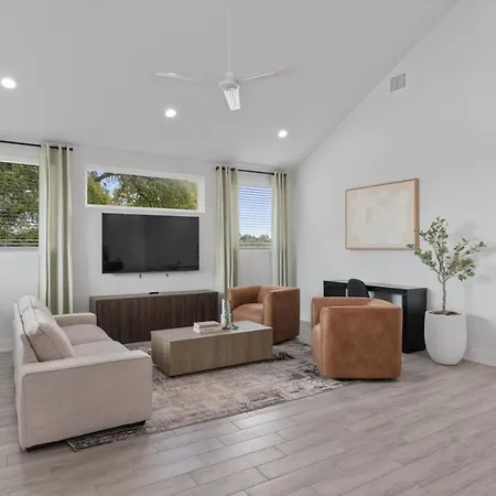 Luxury Combined Homes - Downtown Access - Balcony